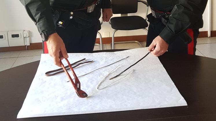 Pinze e barre in ferro trovate dai carabinieri