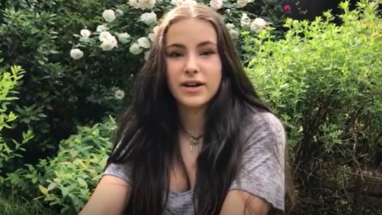 Phoebe Bruti nel video per Villa Girasole