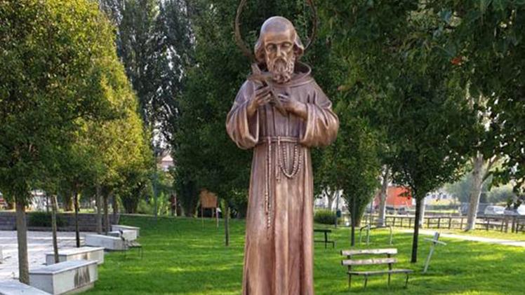 La statuta di San Serafino da Montegranaro, il frate laico che si venera da 114 anni a CadelferroIl basamento dal quale è stata strappata la statua DIENNE FOTO