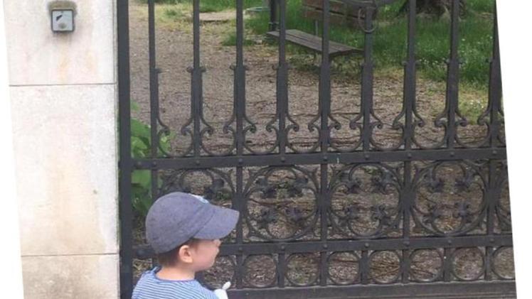 Il piccolo Andrea davanti al cancello chiuso del parco di via Papesso