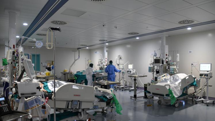 Il direttore dell’Ulss 9 Girardi riceve l’assegno per il MagaliniIl reparto di terapia intensiva dell’ospedale Magalini durante la fase cruciale dell’emergenza Covid