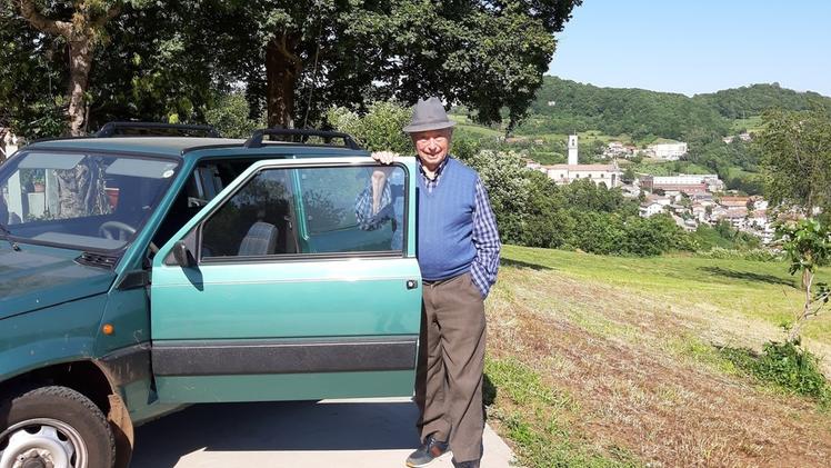 Severino Panato, 95 anni, soddisfatto di poter guidare ancora la sua Panda 