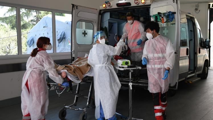 Personale della terapia intensiva all’ospedale MagaliniL’ultimo paziente della terapia intensiva che è stato trasferito ieri a Torino con un’ambulanza FOTOSERVIZIO DI LUIGI PECORA