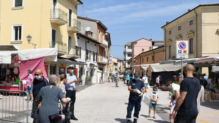 L’ingresso del mercato settimanale a Valeggio in centro storico