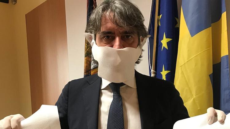 Il sindaco Sboarina con la mascherina regionale