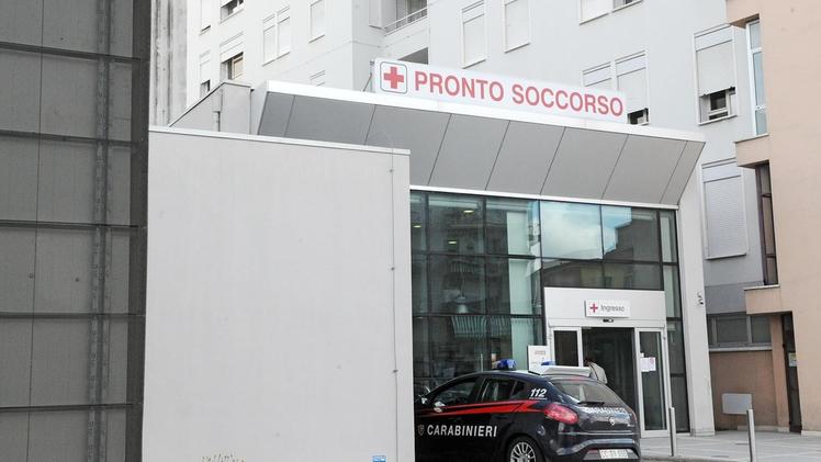 Via Paride, a Cerea, dove è avvenuta l’aggressione FOTO DIENNEUn’auto dei carabinieri all’ingresso del Pronto soccorso dell’ospedale di Legnago