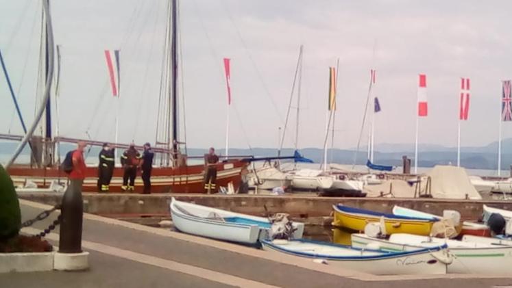 Operazioni recupero salma nel porto a Bardolino (Joppi)