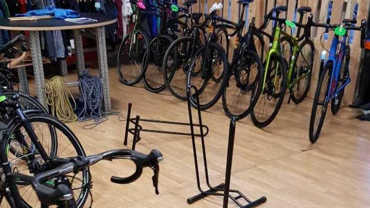 Un negozio specializzato nella vendita di biciclette e accessori