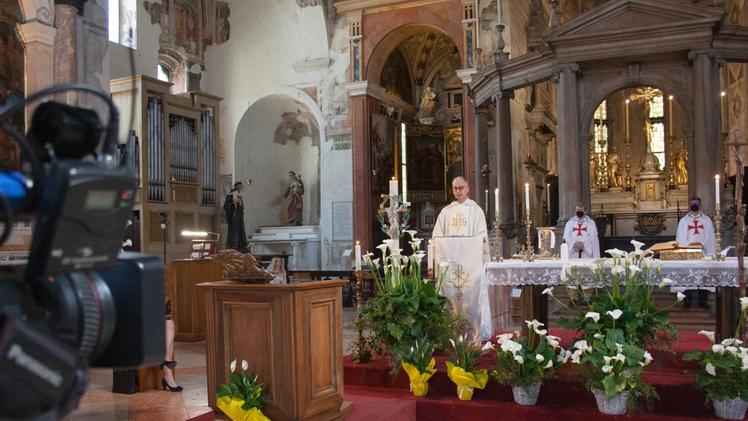 Telecamere per la messa a San Fermo: sul web e in tv