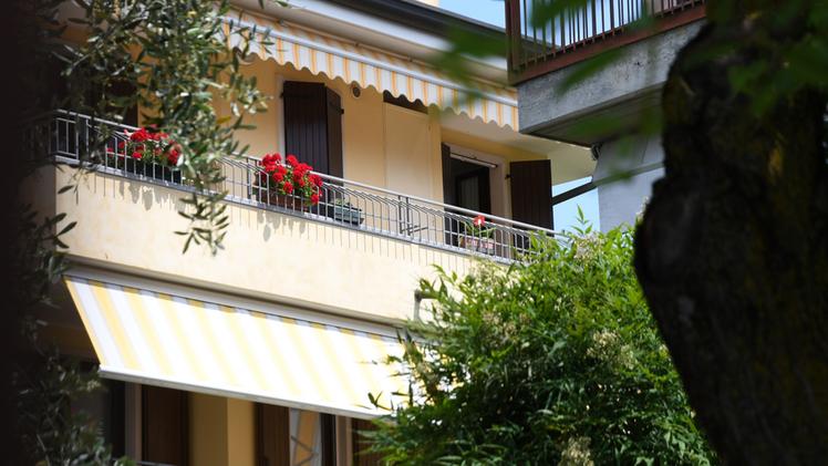 Il balcone dell’abitazione della coppia a Bardolino