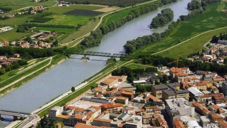 Una veduta area di Legnago tagliata in due dal fiume Adige