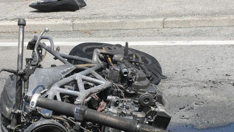 La moto bruciata nell’incidente