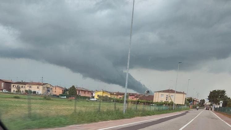 Una «shelf cloud» nella zona di Lugagnano (foto Biondani)