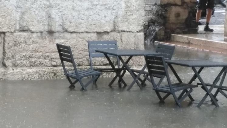 Tavolini sott'acqua a Porta Borsari (Noro)