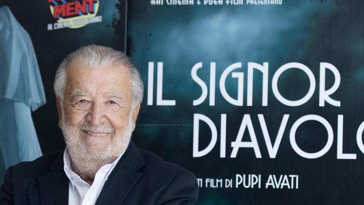 Il regista Pupi Avati con la locandina del suo film «Il signor Diavolo»