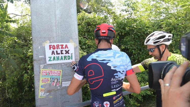 Ciclisti sul luogo dell'incidente di Alex Zanardi