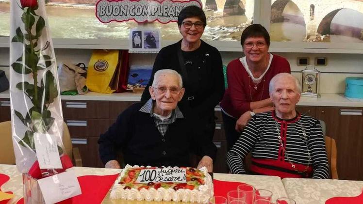Cesare Bottura con i suoi familiari e la torta dei cent’anni