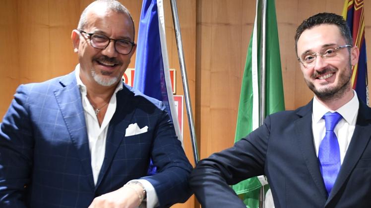Il sindaco Roberto Dall’Oca con il nuovo comandante Giuseppe Pregevole FOTO PECORA