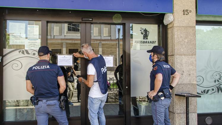 Via Caccia, la polizia amministrativa sigilla il bar con licenza sospesa 
