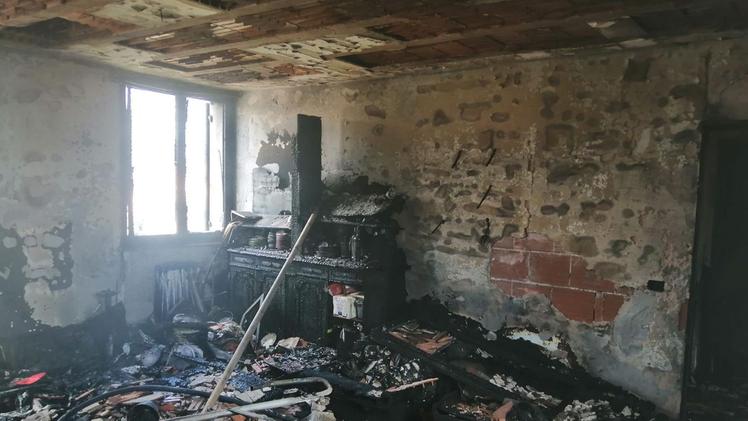 L’interno dell’abitazione dopo l’incendio in via Toscana