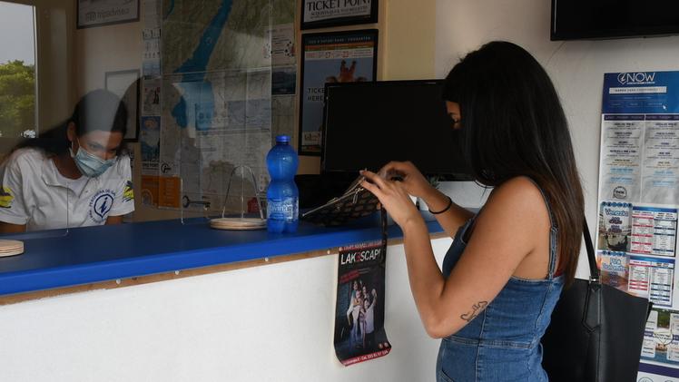 L’Infopoint di Peschiera per i turisti si trova in piazzale Betteloni FOTOPECORAIn ufficio si lavora con plexiglass e mascherina