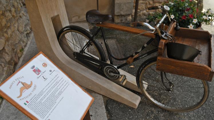 La bicicletta restaurata e installata per rendere omaggio al veicolo ecologico FOTO PECORA