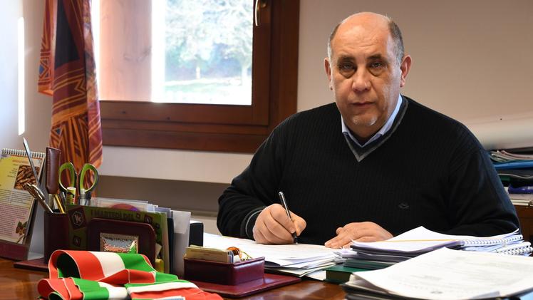 Attilio Dal Cero durante la sanificazione del municipio di MontecchiaLorenzo Ruggeroni, sindaco di Roncà, nel suo ufficio in municipio