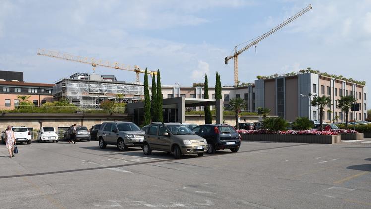 Le due gru del cantiere di ampliamento della Pederzoli, intervento visibile dal parcheggio   FOTO PECORA