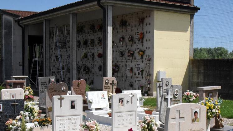 Il cimitero di Villafontana: a Bovolone anche i defunti pagano i rifiuti