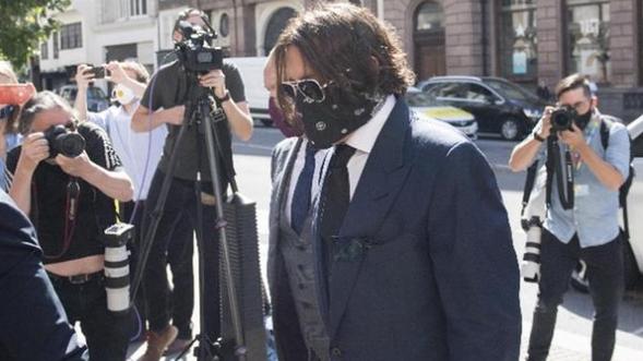 Johnny Depp davanti al tribunale (ANSA)