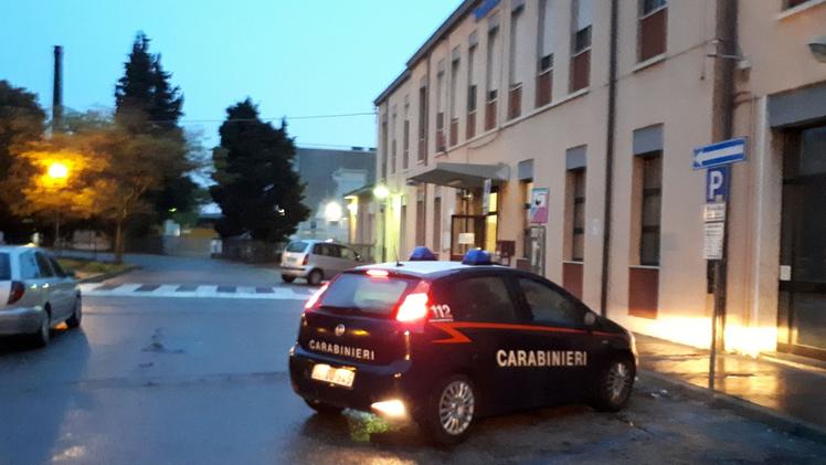 Carabinieri all’esterno della stazione di San Bonifacio la sera del tentato omicidio