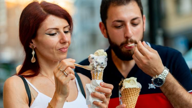 Una coppia si gusta un gelato (Marchiori)