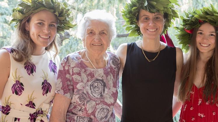 Carmen Venturini con le tre nipoti fresche di laurea