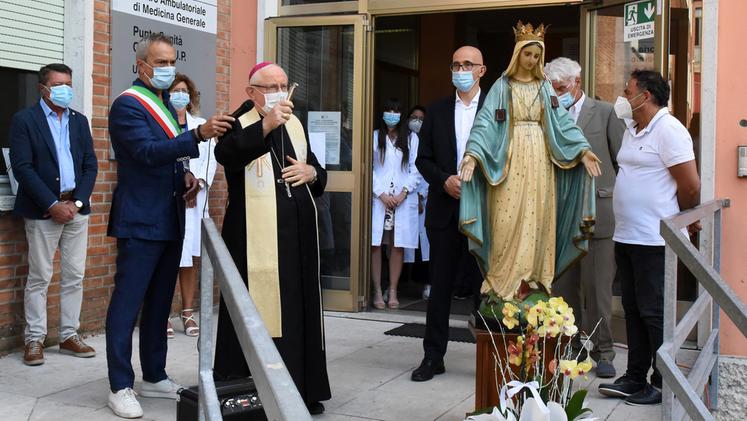 Il vescovo benedice la statua della Madonna allo «Stellini» tra il sindaco Pasini e il dg Girardi DIENNEFOTO
