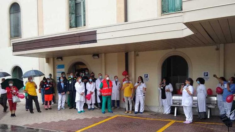 Un momento della cerimonia svoltasi ieri sotto l’acqua in cui il Comune ha ringraziato il personale sanitario dell’ospedale Orlandi