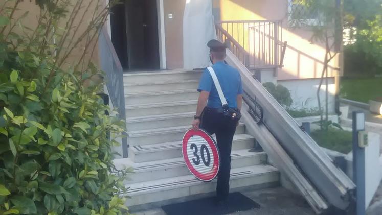Il cartello stradale recuperato dai carabinieri