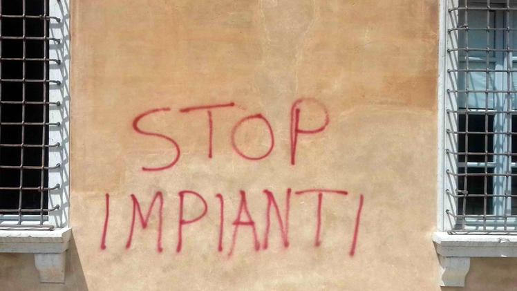 Una delle scritte vandaliche al Consorzio Vini Valpolicella (Ugolini)