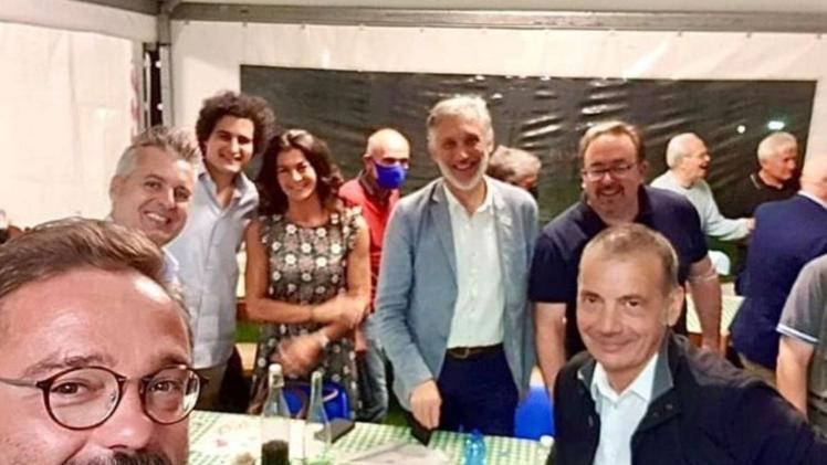 Laboratorio per esaminare i tamponi all’ospedale di NegrarLa foto di gruppo dei politici e degli ospiti alla cena di San Giorgio in Salici