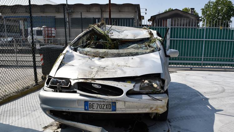 La Ford Galaxy distrutta dopo l’incidente in via Battisti FOTO DIENNE