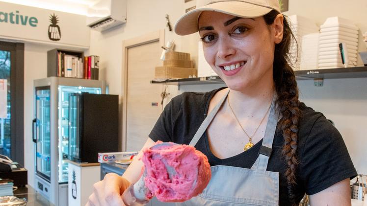 Letizia prepara un cono alla gelateria Nanà, sta risalendo posizioni in classifica 