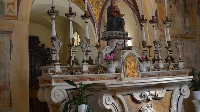 L’altare e gli affreschi della chiesa di San Rocco a Villafranca