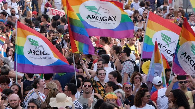 Una manifestazione a sostegno di  gay e transessuali: il tema divide la politica
