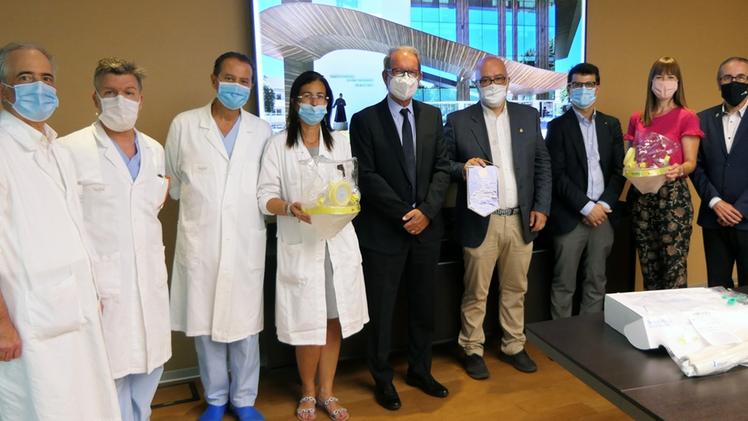 Medici e dirigenti dell’ospedale Sacro Cuore con i rappresentanti del Rotary Club Verona Nord
