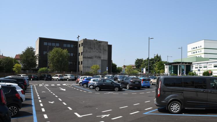 Il parcheggio del Magalini verrà ingrandito abbattendo la palazzina sullo sfondo FOTO PECORA