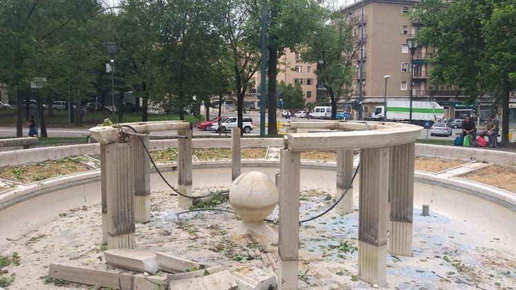 La fontana distrutta nei giardini Robert Baden Powell a pochi passi da Porta Vescovo