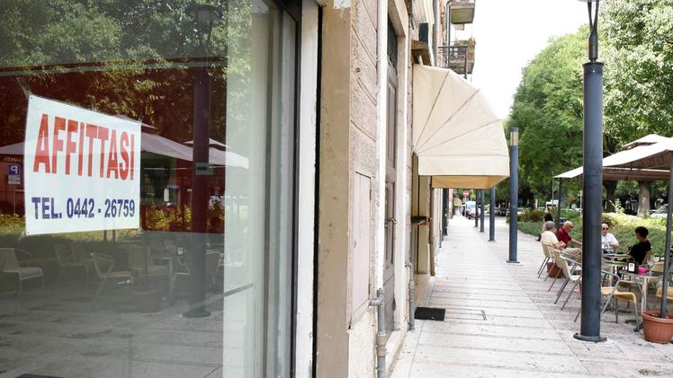Negozio sfitto nel centro di Legnago: le vetrine vuote hanno superato quota 80 DIENNEFOTO