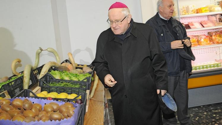 Il vescovo di Verona all’Emporio della solidarietà inaugurato quattro anni fa a Legnago