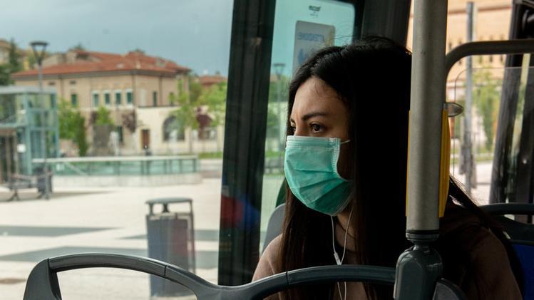 Passeggera con mascherina a bordo di un bus dell’Atv