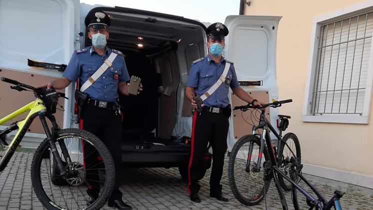 I carabinieri con le biciclette recuperate