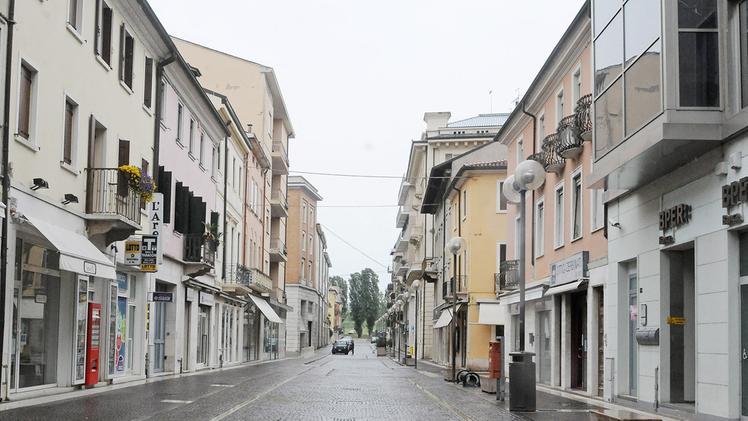 Una via del centro di Legnago dove si trovano negozi